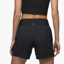 Women_s-koen-flat-front-shorts-Praha